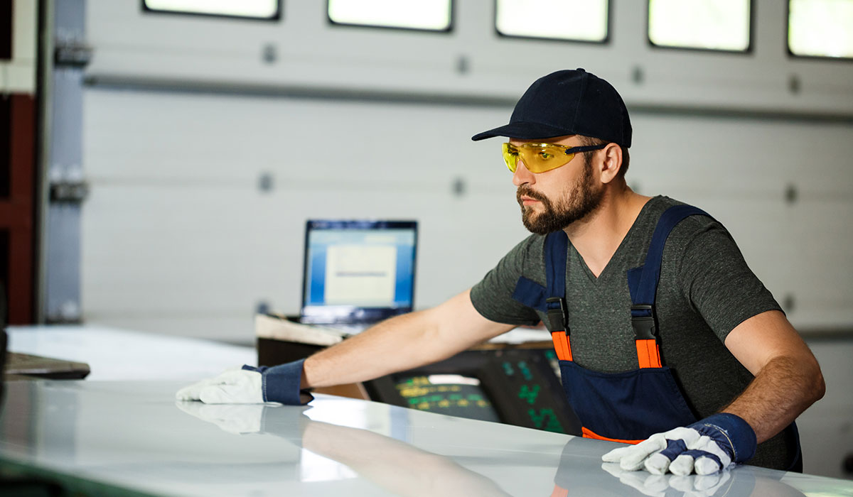 Abkant Kesim Operatörü